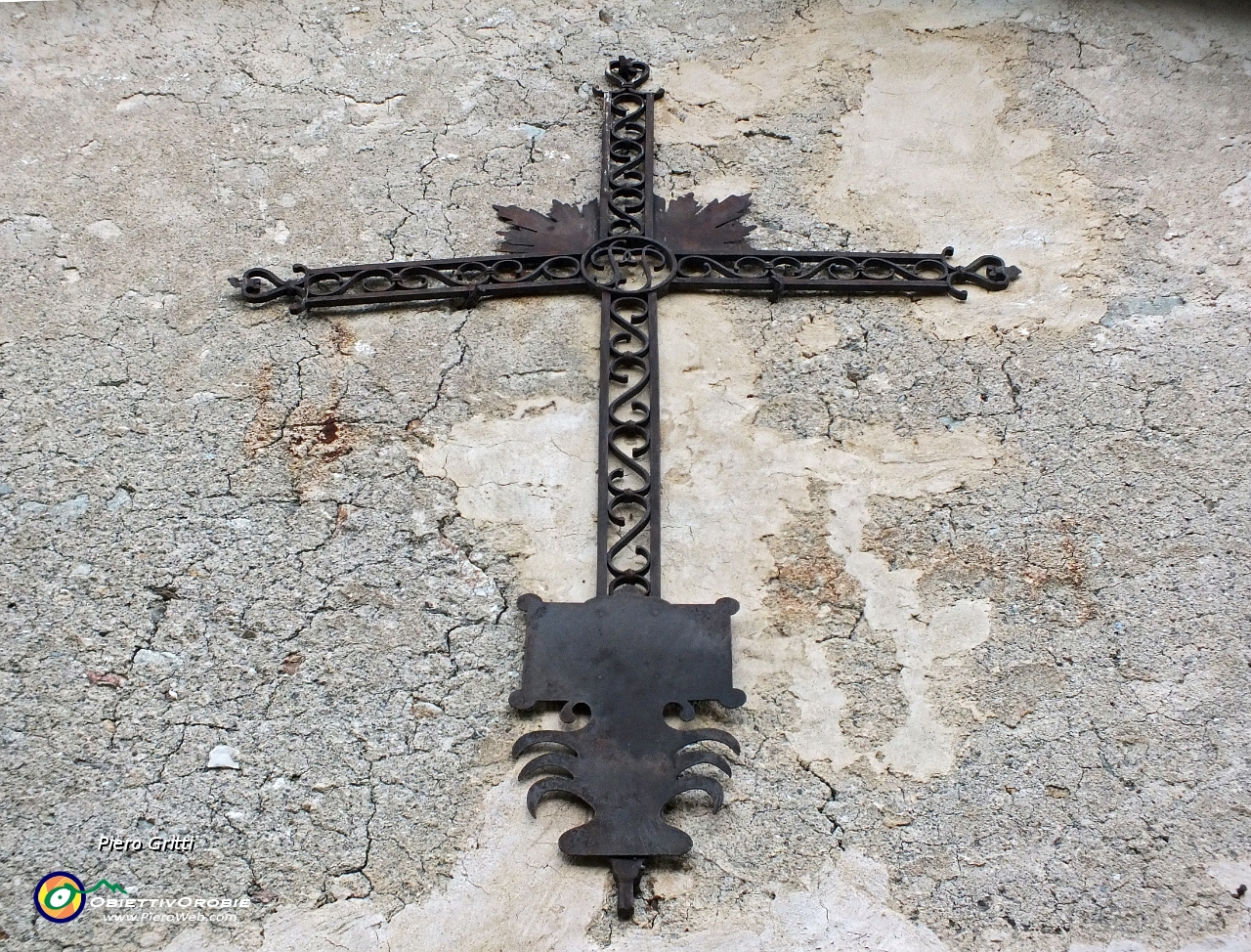 06 Crocifisso sulla parete esterna della cappella.JPG